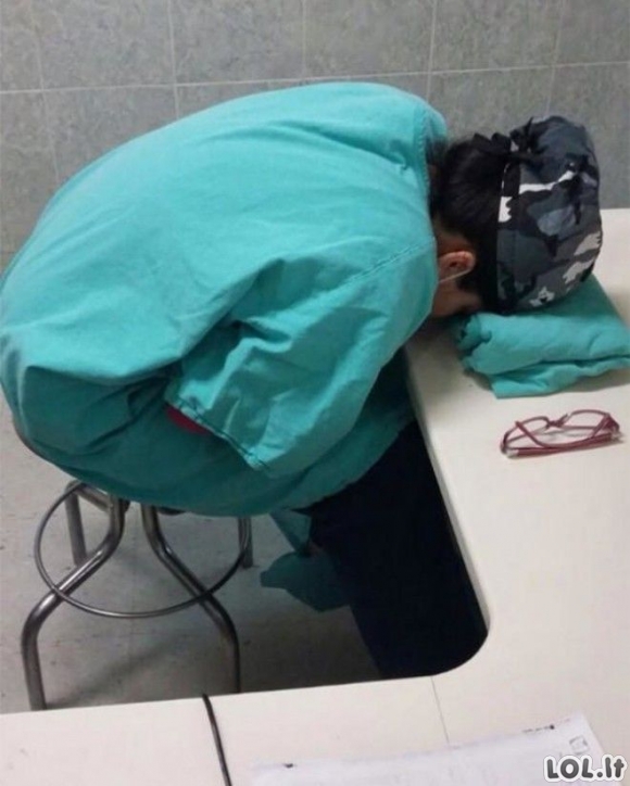 Nuotraukos, kuriose užfiksuoti gydytojai, neatlaikę krūvio ir užmigę darbo vietose