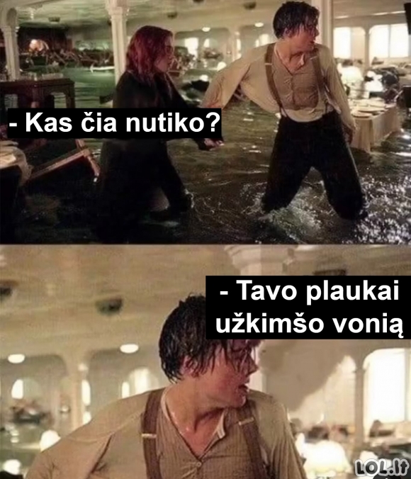 Merginos plaukai vonioje