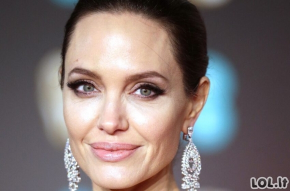 Jai 49, jam tik 21. Angelina Jolie užmezgė romaną su jaunuoliu, jaunesniu už jos sūnų