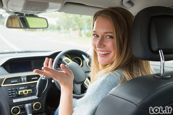 KET testas patyrusiems vairuotojams: kam privalo duoti kelią raudono automobilio vairuotojas šioje situacijoje?