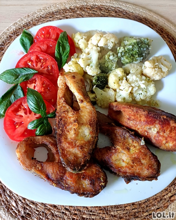 Keptas karpis su traškiomis daržovėmis ir vasaros aromatu