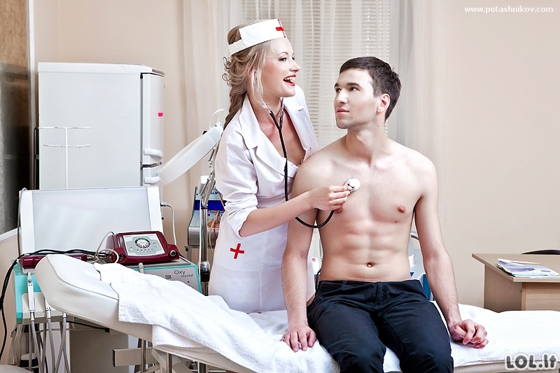 Медсестра занимается сексом с мускулистым пациентом