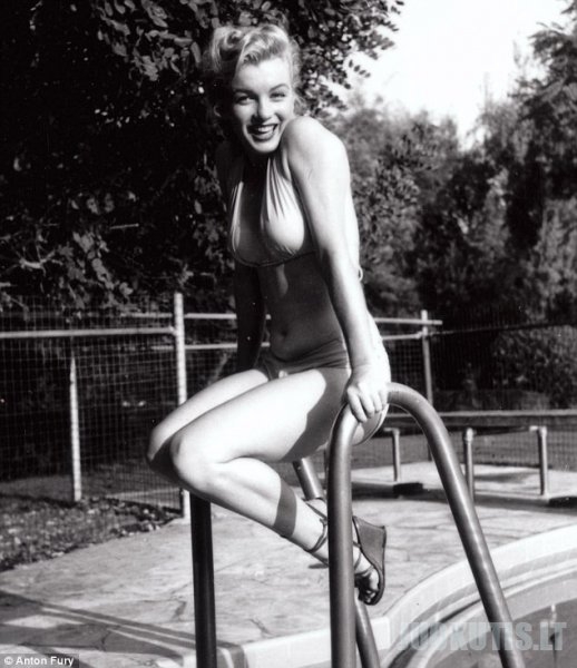Marilyn Monroe prie baseino su bikini: nežinomos nuotraukos