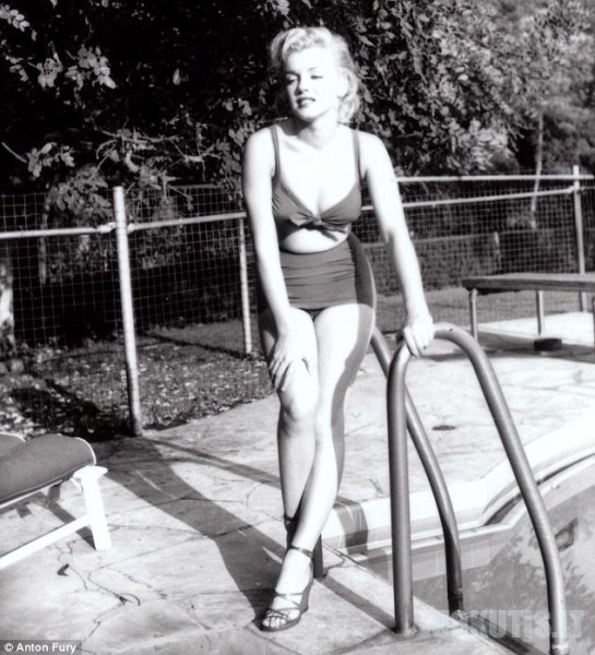 Marilyn Monroe prie baseino su bikini: nežinomos nuotraukos
