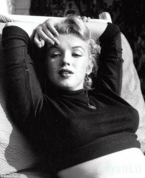 Marilyn Monroe prie baseino su bikini: nežinomos nuotraukos