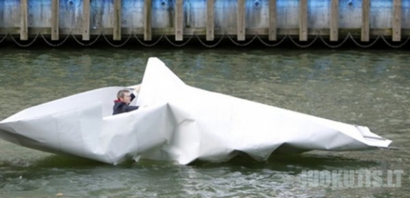 Milžiniška popierinė valtis su keleiviu plaukė žemyn Temze