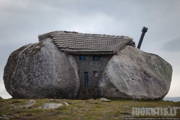 Namas vien iš akmenų