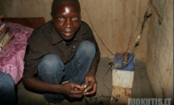 Afrikietis iš šiukslių pastatė elektrinę