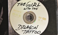 Mergina su drakono tatuiruote