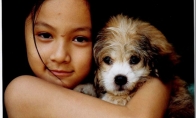 Mergaitė ir jos šuo po 10 metų 
