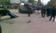 Kirgizijoje minint pergalės dieną apsivertė tankas