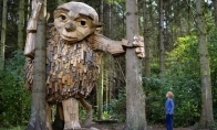 Įspūdingos milžinų skulptūros iš medžio