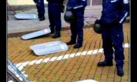O tuo metu Bulgarijoje policininkai padėjo savo skydus solidarizuodamiesi su protestuotojais. Galima? Galima.