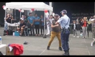 Kietas policininkės šokis