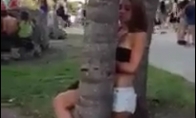 Mergina privartoja tiek, kad laižosi su medžiu