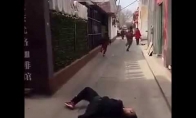 Žiaurūs kiniečių bajeriai gatvėje