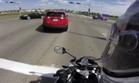 Žioplas vairuotojas pervažiuoja motociklą