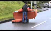 Du girti airiai bando namo parsivežti sofą