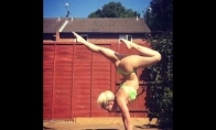 Neįtikėtini akrobatiniai triukai su bikini