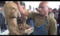 2 vyrai lipdo vienas kito skulptūras realiame laike