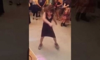 Kietai šokanti mergaitė