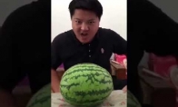 Vyras sutraiško galva arbūzą
