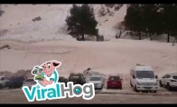Sniego lavina nušluoja visą parkingą