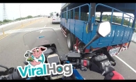 Sunkvežimio vairuotojas užkliūva motociklininko veidrodėlį