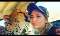 Mergina, gyvenanti su gepardais