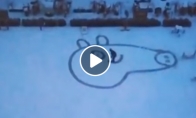 Tėvas nupiešė piešinį savo dukrytei ant sniego