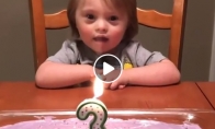 Mažas berniukas užpučia žvakutes